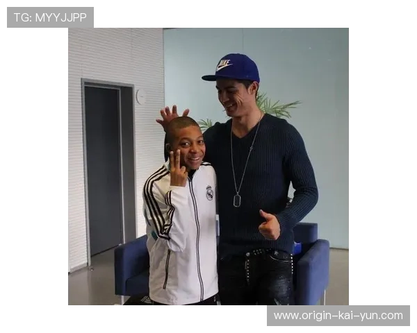 姆巴佩与青训教练拥抱合影，感恩始于脚下